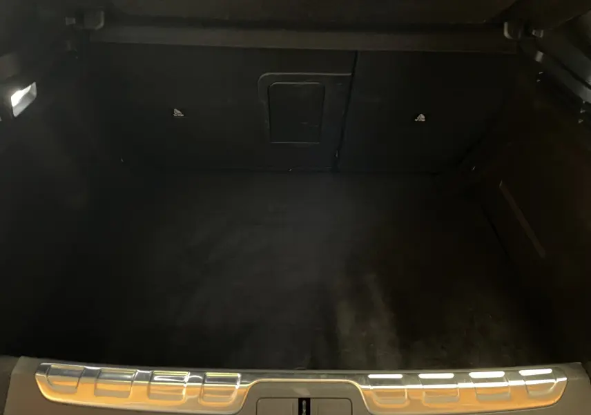 Coffre spacieux du DS4 gris platinium, vue intérieure arrière avec seuil de chargement en métal brossé.