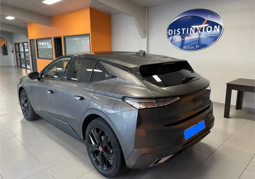 DS4 gris platinium vue 3/4 arrière droit en intérieur, avec jantes alliage 19'' Minneapolis et feux LED fins