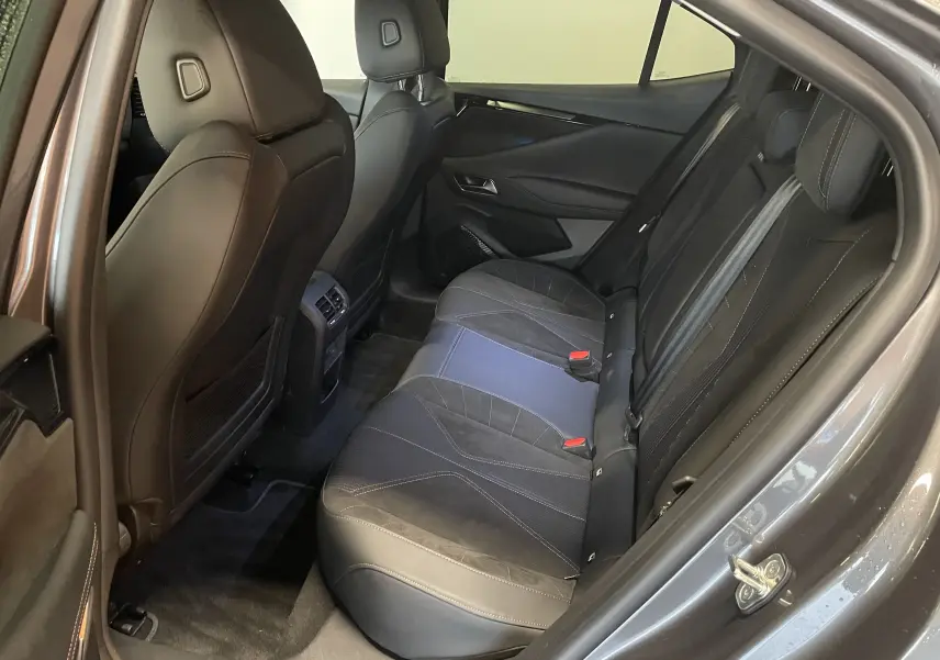 Vue intérieure côté droit des sièges arrière en tissu tressé Basalte et Alcantara du DS4 gris platinium 2024.