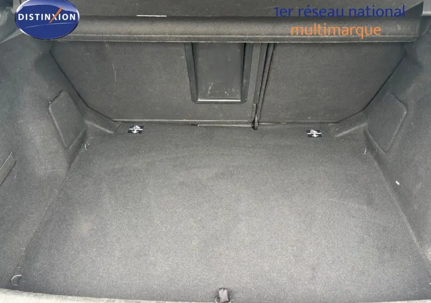 Coffre vide en vue plongeante d'une Peugeot 308 Bleu Magnetic, soulignant l'espace de rangement intérieur.