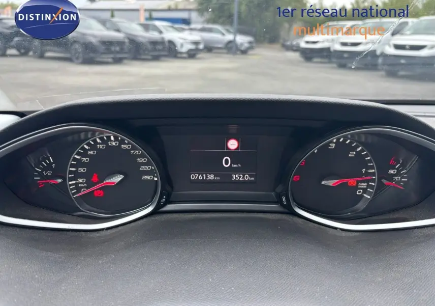 Tableau de bord de Peugeot 308 2020 avec compteur numérique et compte-tours, affichage kilométrique visible.