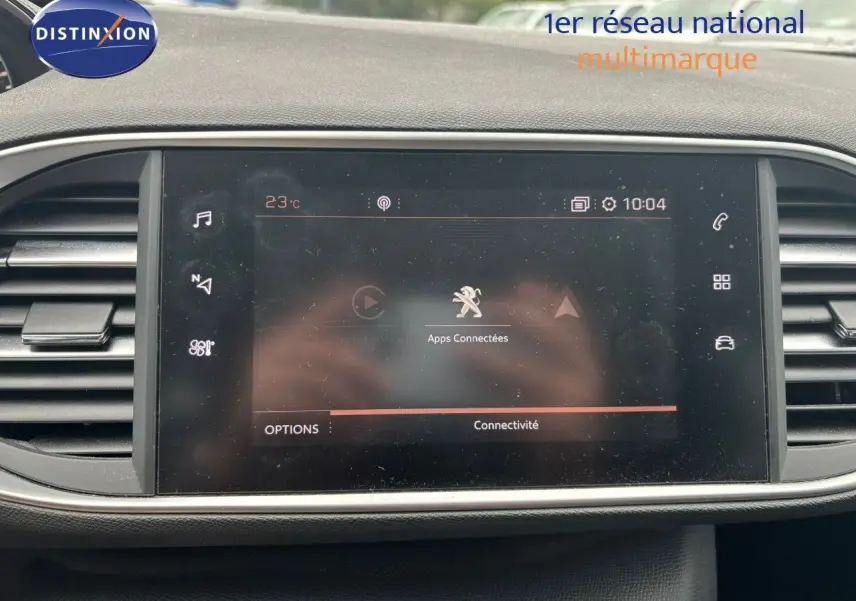 Écran tactile central du tableau de bord de la Peugeot 308 1.5 BlueHDI 130 Allure affichant les apps connectées.