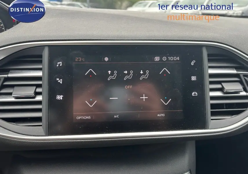 Écran tactile central du tableau de bord de la Peugeot 308 Bleu Magnetic, affichant les commandes de climatisation.