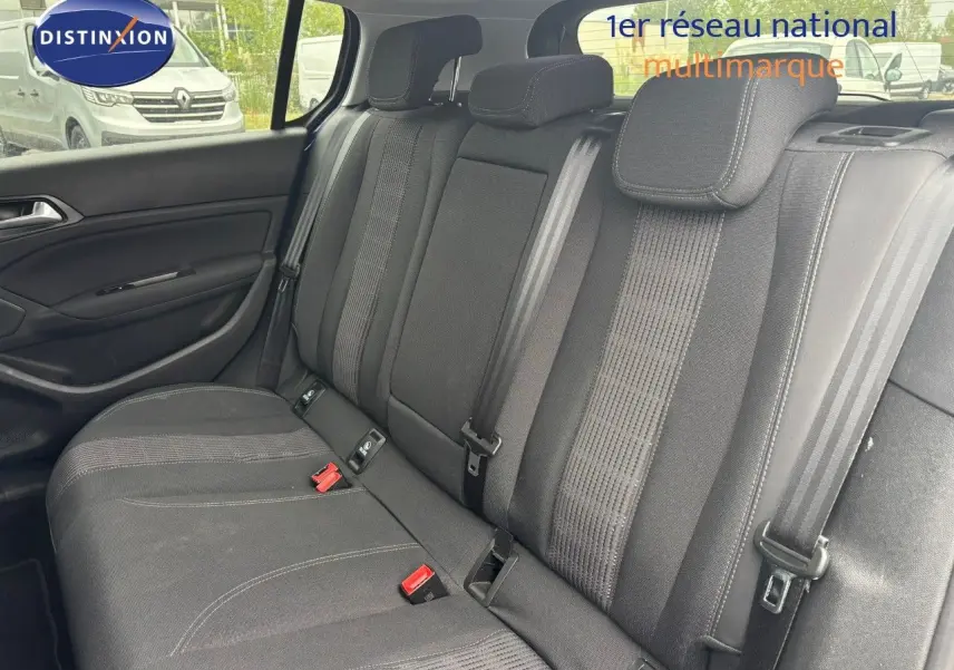 Vue intérieure sur la banquette arrière noire de la Peugeot 308 1.5 BlueHDI 130 CH ALLURE, avec ceintures et appuie-têtes visibles.