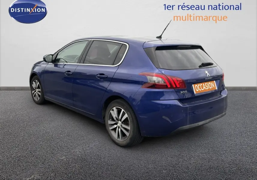 Peugeot 308 Bleu Magnetic vue 3/4 arrière côté gauche, avec feux arrière distinctifs et jantes alliage.