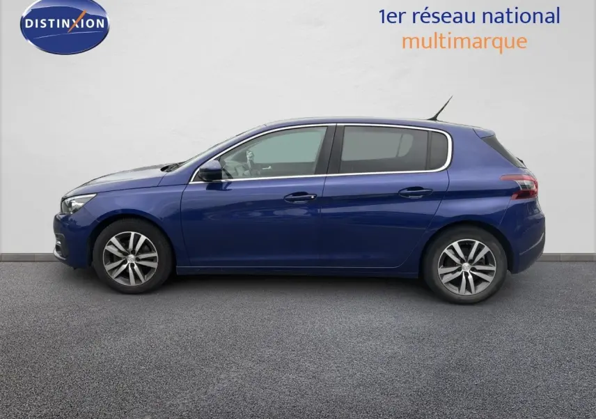 Profil côté gauche d'une Peugeot 308 2020 bleu Magnetic, version 1.5 BlueHDI 130 CH ALLURE, sur fond neutre.