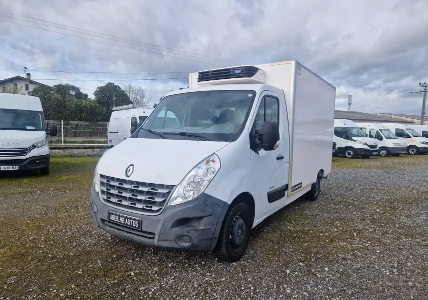 Renault Master plancher cabine blanc en 3/4 avant droit avec cellule frigorifique et groupe Carrier sur toit.