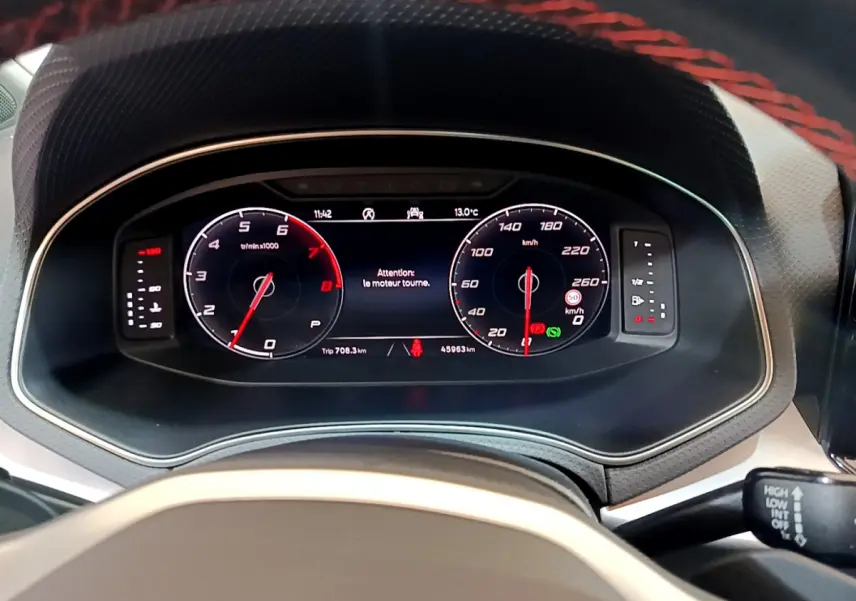 Tableau de bord numérique de la SEAT Arona 2022, affichage 10 pouces avec compte-tours et vitesse en km/h.