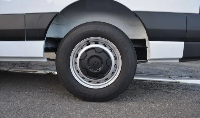 Gros plan sur la roue avant droite du Renault Master blanc, mettant en valeur la jante acier et le passage de roue.