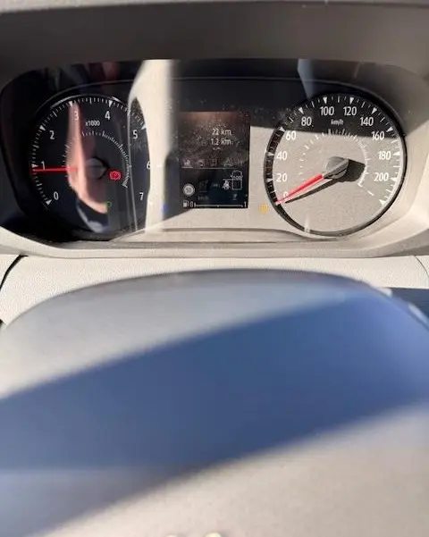 Vue rapprochée du combiné d'instruments du Renault Master 2025, affichage multifonctions et compte-tours au tableau de bord.