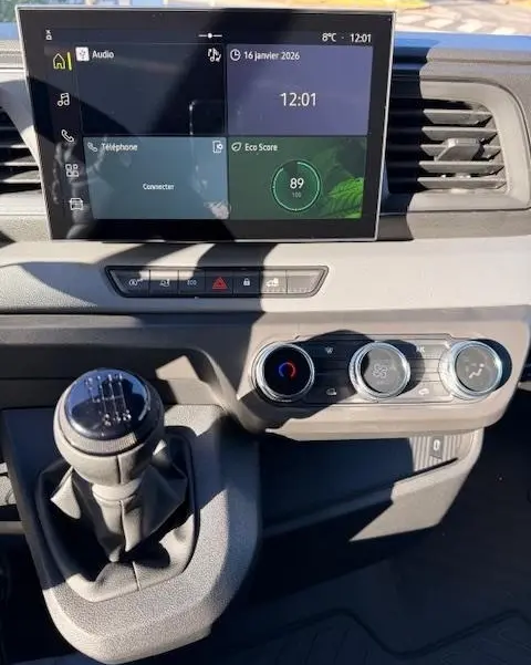 Vue rapprochée de la console centrale du Renault Master blanc 2025, avec écran tactile et levier de vitesses manuel.