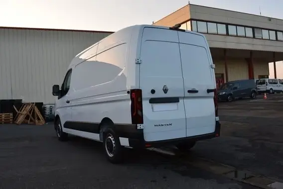 Vue 3/4 arrière d’un utilitaire Renault Master blanc, avec portes arrière fermées et feux LED distinctifs.