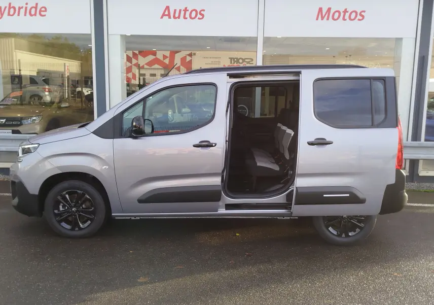 Vue de profil droit d'un Citroën Berlingo gris acier 2026 avec porte coulissante ouverte révélant l'intérieur 5 places.