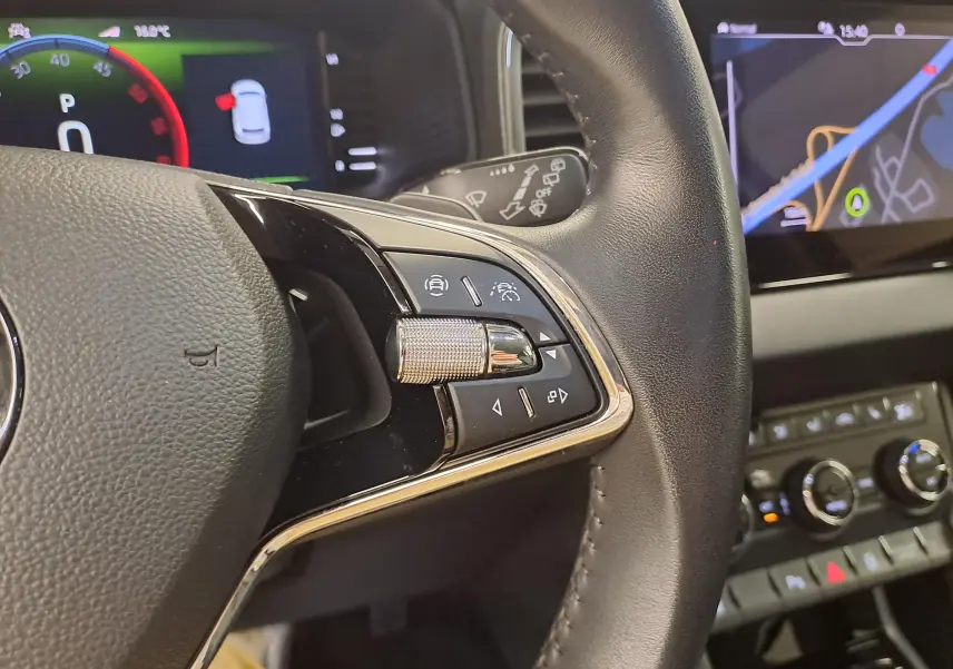 Gros plan sur le volant cuir et les commandes multifonctions du Skoda Karoq 2.0 TDI 150 DSG7 4x4 Style 2023.