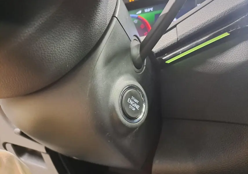 Gros plan sur le bouton Start Engine Stop dans l’habitacle noir du Skoda Karoq 2023, version Style diesel.