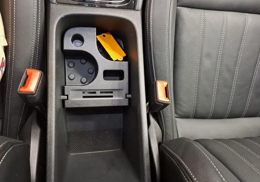 Vue plongeante sur la console centrale et les sièges en cuir noir du Skoda Karoq 2.0 TDI 150 DSG7 4x4 Style 2023.