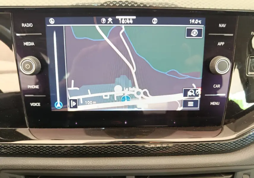 Écran tactile central du tableau de bord de la Volkswagen Polo 2023 affichant la navigation GPS.