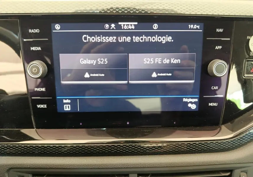 Écran tactile central de la Volkswagen Polo gris clair 2023 affichant le choix de connexion Android Auto.