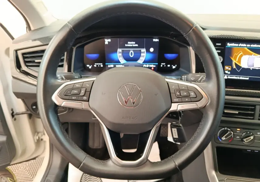Vue intérieure centrée sur le volant cuir et alu multifonctions de la Volkswagen Polo 2023 avec tableau de bord digital.