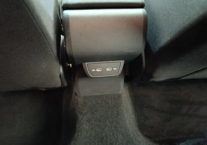 Prise USB double vue de dos entre les sièges arrière d'une Volkswagen Polo 2023 gris clair.