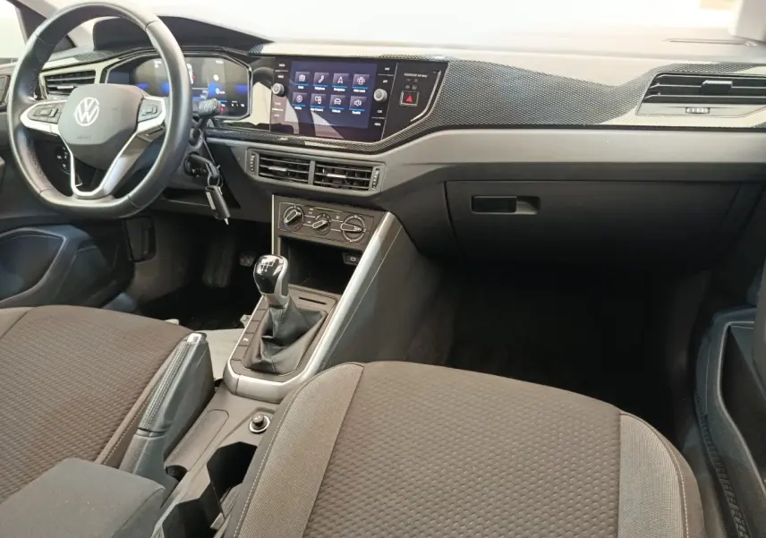 Intérieur Volkswagen Polo 2023 vu côté conducteur, volant cuir alu, tableau de bord avec écran tactile 8 pouces.