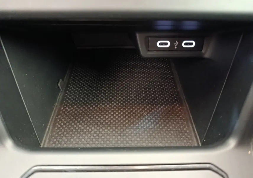 Gros plan sur la console centrale noire de la Volkswagen Polo 2023 avec deux ports USB visibles.