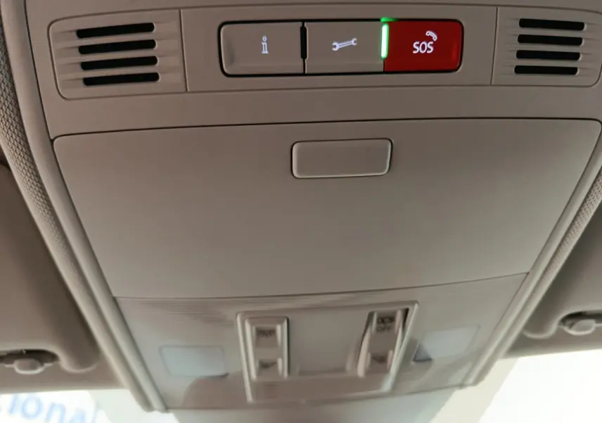 Vue intérieure du plafonnier gris clair de la Volkswagen Polo 2023 avec boutons SOS et éclairage intégré.