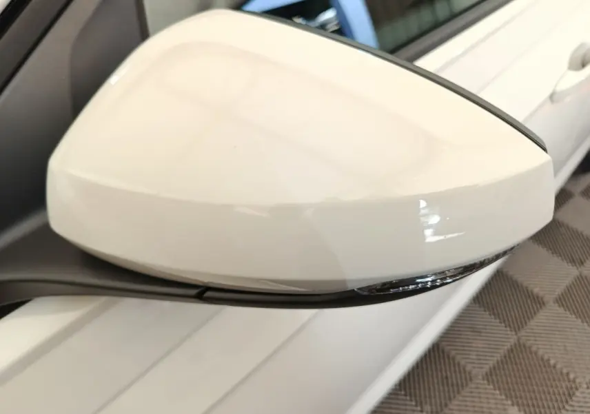 Rétroviseur extérieur droit blanc de Volkswagen Polo 2023, avec clignotant intégré, vue rapprochée.
