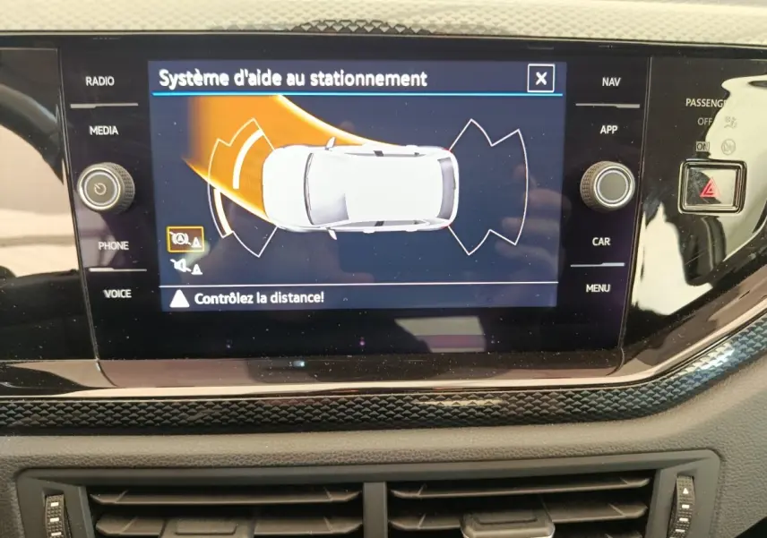 Écran tactile central de la Volkswagen Polo 2023 affichant le système d'aide au stationnement en cours d'activation.