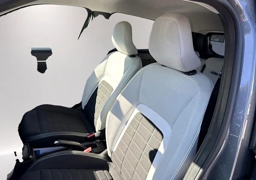 Vue intérieure côté droit sur les sièges avant bi-ton gris clair et noir de la Citroën C3 gris mercure 2025.