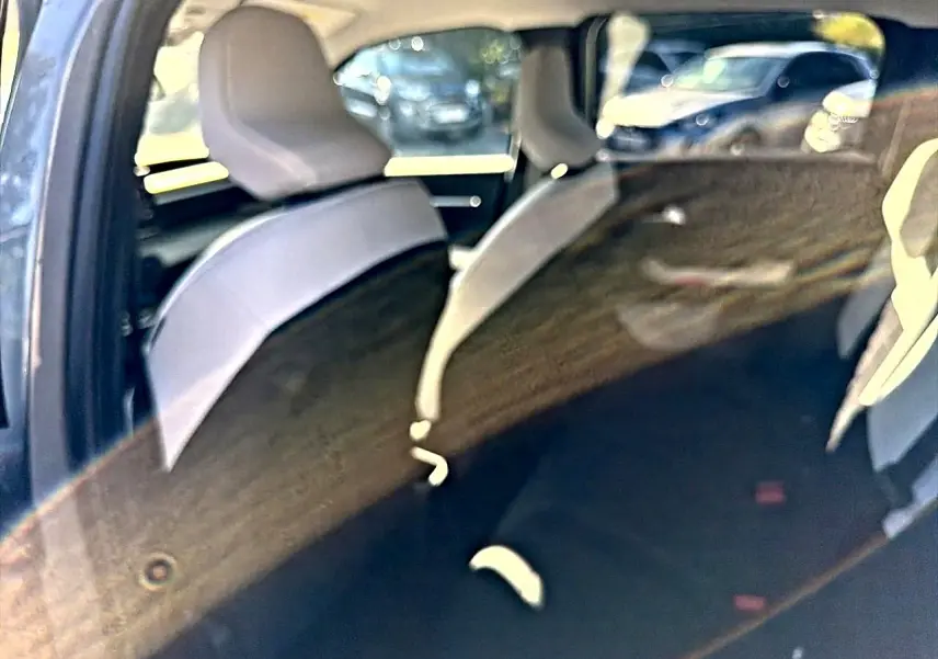 Vue intérieure arrière de la Citroën C3 gris mercure, montrant les sièges arrière et la banquette 1/3-2/3.