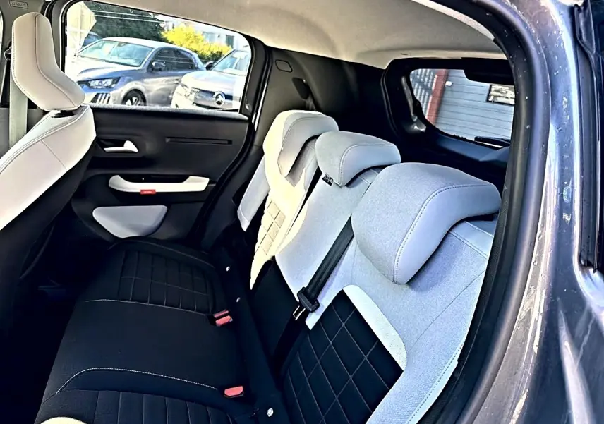 Vue intérieure côté droit sur la banquette arrière bicolore gris clair et noir de la Citroën C3 gris mercure 2025.