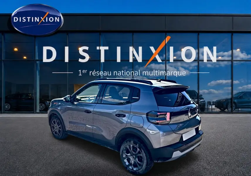 Vue 3/4 arrière droite d'une Citroën C3 gris mercure avec feux arrière LED, jantes alu et vitres surteintées.