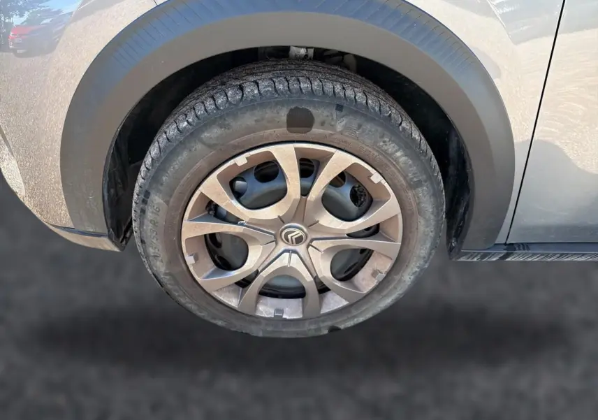 Gros plan sur la roue avant droite gris mercure d'une Citroën C3 2025 avec jante alu distinctive.