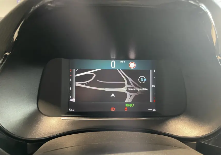 Vue rapprochée du combiné d'instrumentation numérique 7 pouces de l'Opel Corsa gris affichant la navigation.