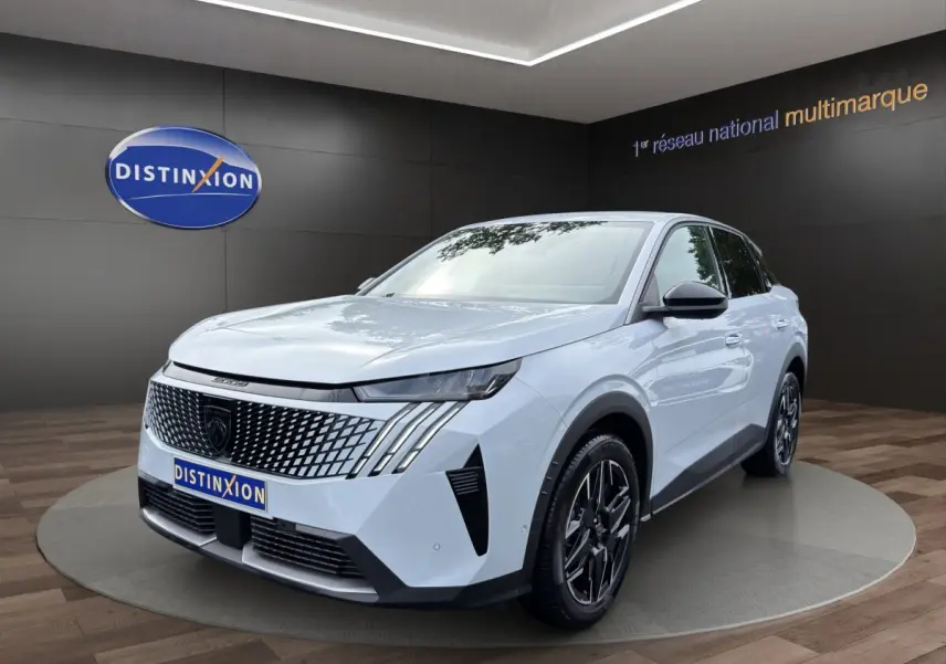 Peugeot 3008 blanc en 3/4 avant droit, avec calandre distinctive et jantes noires stylisées.