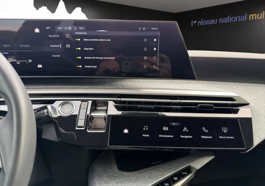 Tableau de bord du Peugeot 3008 blanc 2025, vue centrale sur écran tactile et commandes digitales modernes.