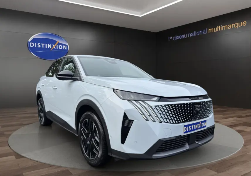 Peugeot 3008 blanc en 3/4 avant droit, avec calandre noire distinctive et jantes alliage noires.