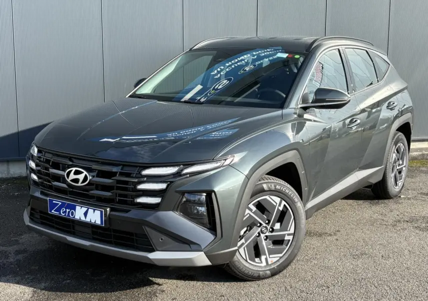 Hyundai Tucson 2025 Cypress Green en 3/4 avant droit, avec calandre noire et jantes alliage distinctives.