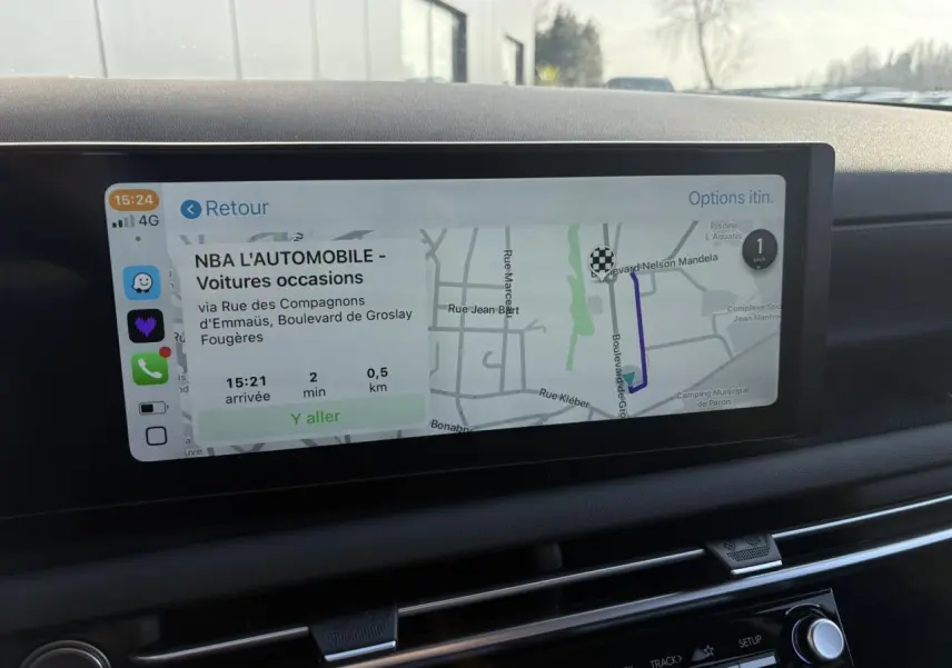 Écran tactile multimédia du Hyundai Tucson 2025 affichant un guidage GPS en intérieur lumineux.