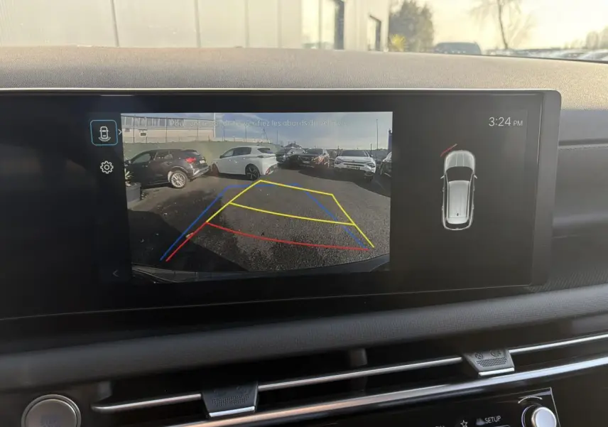 Écran tactile intérieur montrant la caméra de recul du Hyundai Tucson Cypress Green avec lignes de guidage colorées.