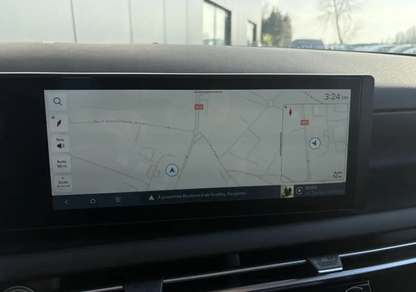 Écran tactile 12,3 pouces du Hyundai Tucson 2025 affichant la navigation avec carte et commandes digitales.