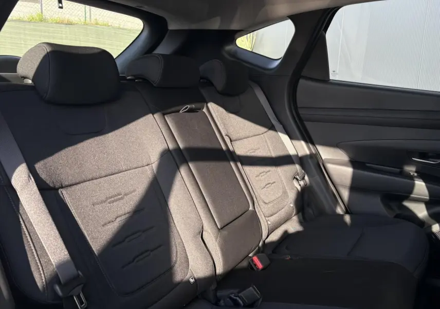 Banquette arrière en tissu noir vue côté droit dans un Hyundai Tucson 2025 Cypress Green.