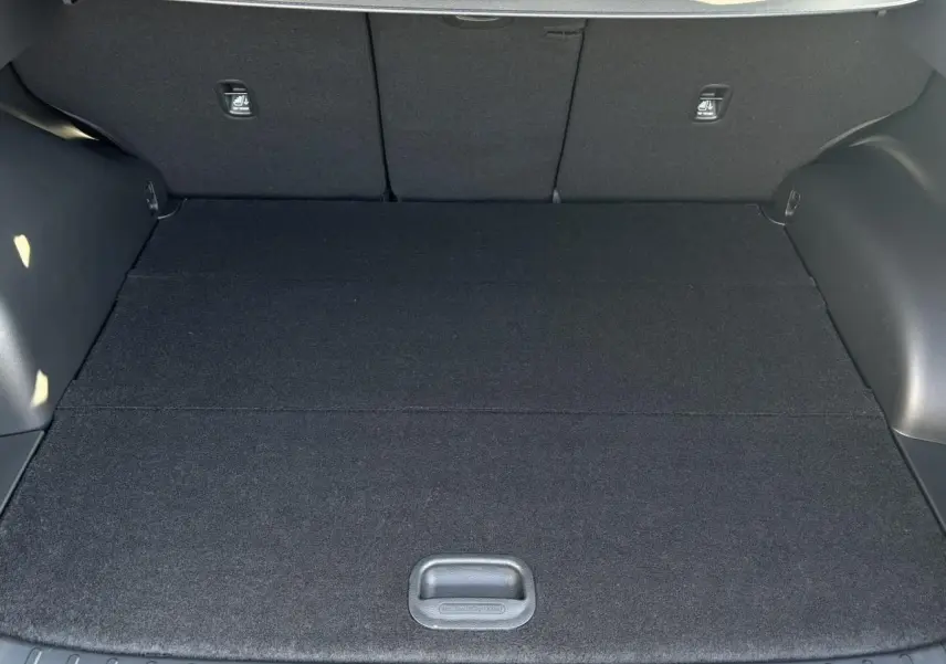 Coffre spacieux et plat du Hyundai Tucson Cypress Green 2025, vue intérieure arrière avec banquette rabattue.