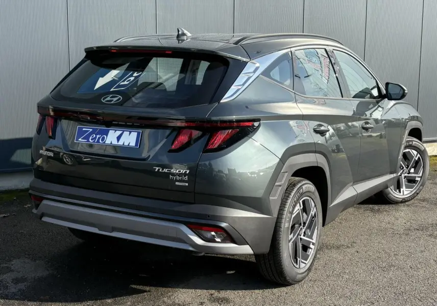 Vue 3/4 arrière droite du Hyundai Tucson Cypress Green avec feux LED et jantes alliage 17 pouces.