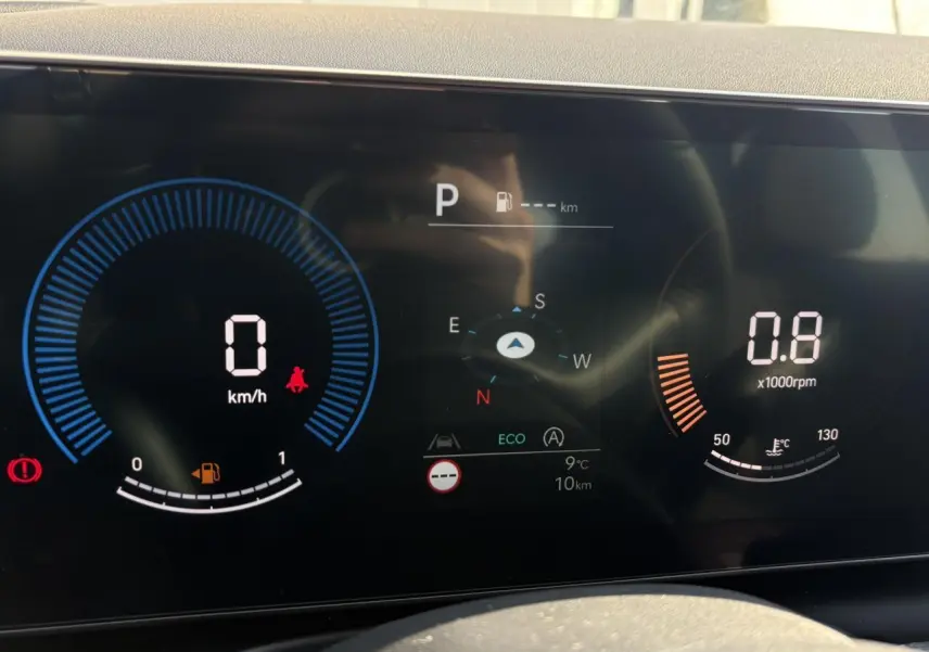 Compteurs numériques 12,3" du Hyundai Tucson 2025 affichant vitesse, régime moteur et informations de conduite.