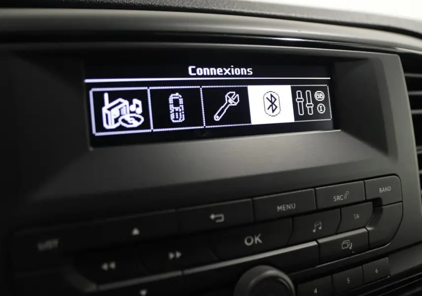 Écran central du tableau de bord du Citroën Jumpy blanc 2019 affichant le menu Connexions avec options multimédia et Bluetooth.