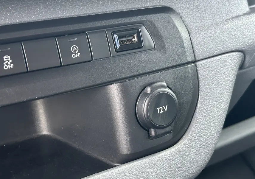 Intérieur du Citroën Jumpy 2019, vue sur la boîte à gants ouverte côté passager avec un document jaune à l'intérieur.