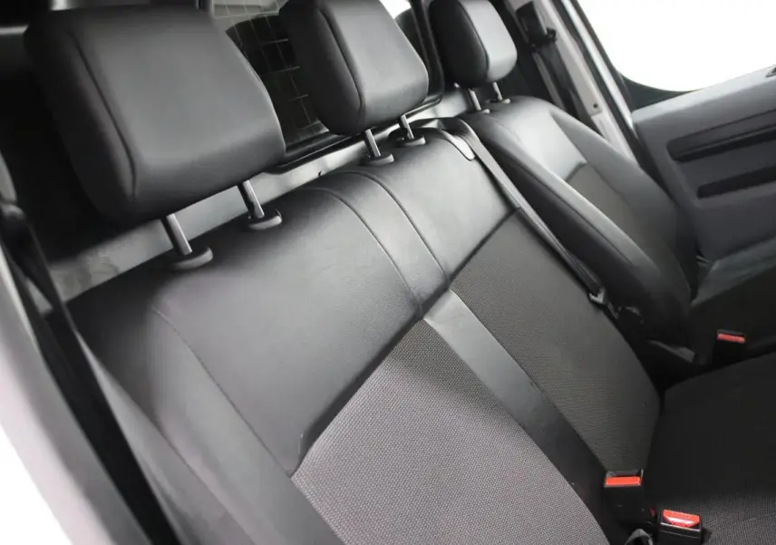 Intérieur du Citroën Jumpy Fourgon XL 2019, vue latérale sur la banquette arrière en tissu noir avec appuie-têtes.