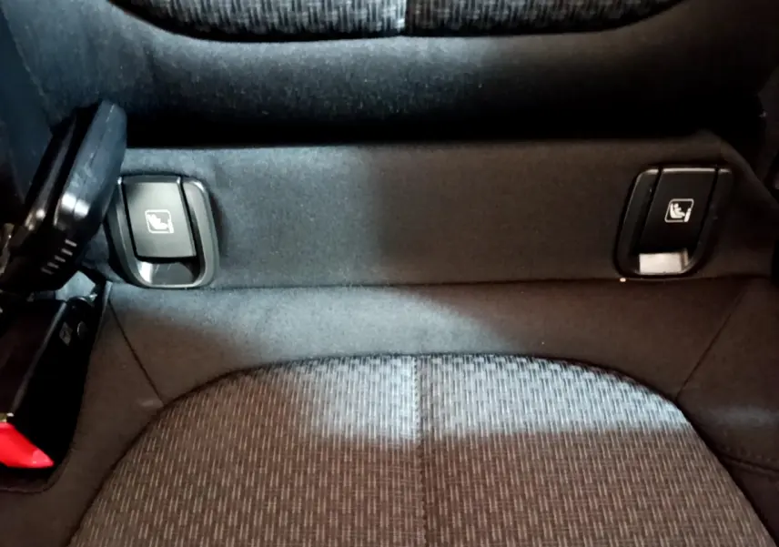 Détail des commandes de rabattement des sièges arrière sur la banquette du BMW X1 noir sDrive16d Business Design 2020.